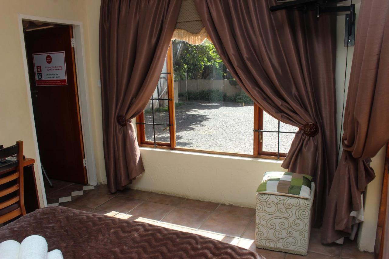 Echo Garden Guesthouse Рустенбург Екстер'єр фото
