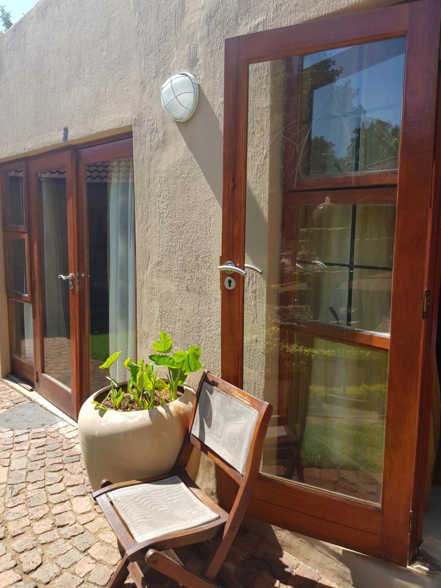 Echo Garden Guesthouse Рустенбург Екстер'єр фото