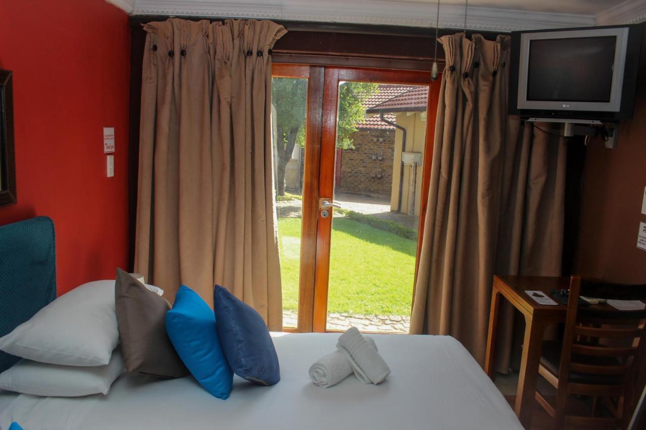 Echo Garden Guesthouse Рустенбург Екстер'єр фото